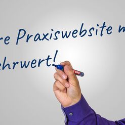 Text auf Glas: Ihre Praxiswebsite mit Mehrwert