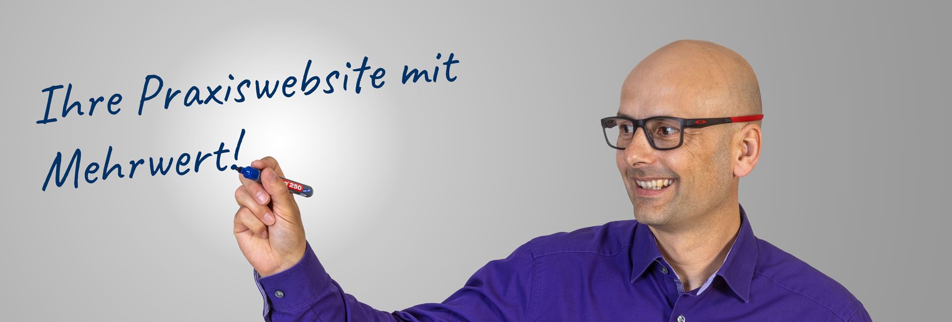 Text auf Glas: Ihre Praxiswebsite mit Mehrwert