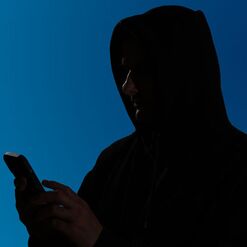 Hacker mit Smartphone