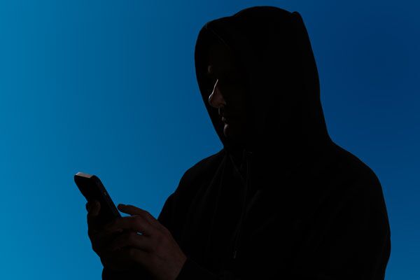 Hacker mit Smartphone