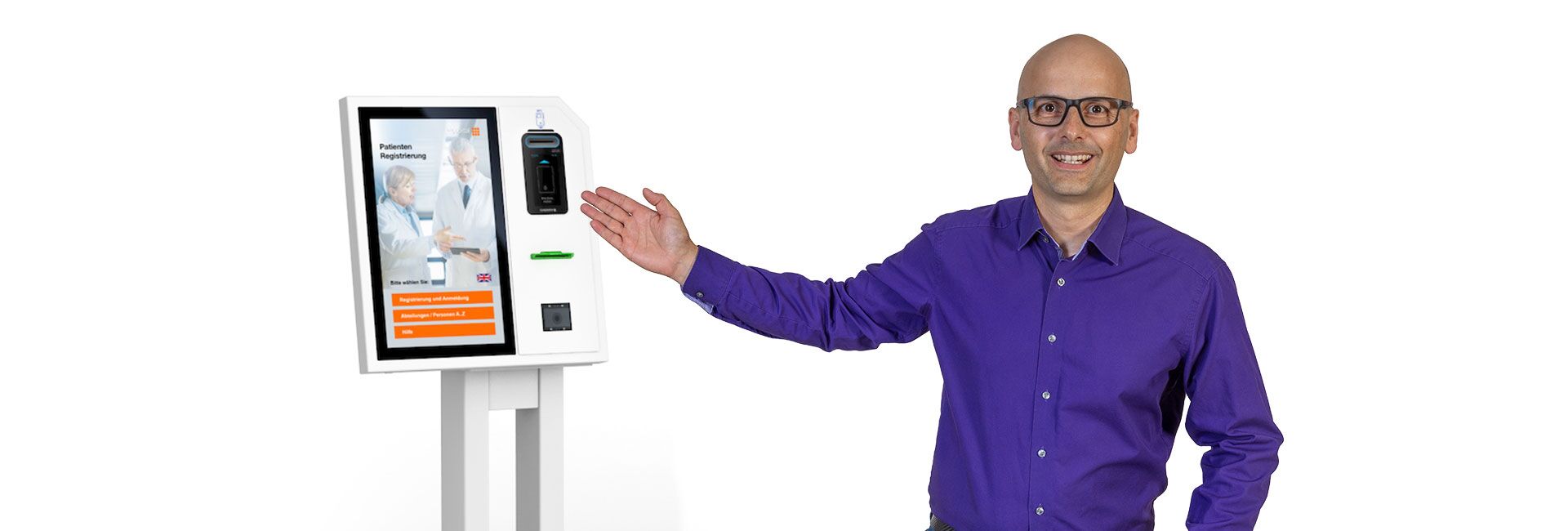 Berater zeigt auf self Service Patienten Terminal