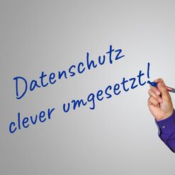 Text auf Glas: Datenschutz clever umgesetzt