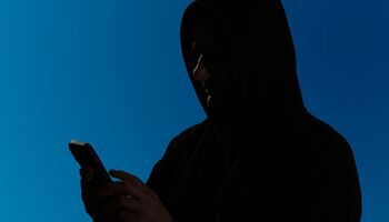 Hacker mit Smartphone