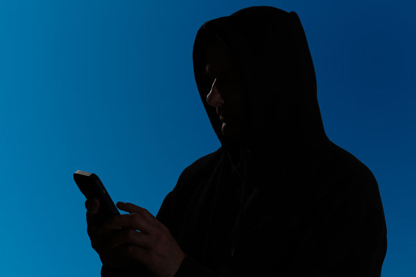 Hacker mit Smartphone
